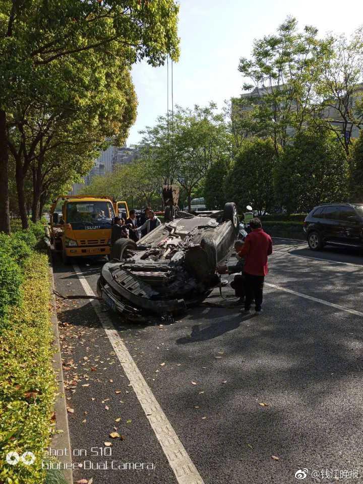 吉林市诚邀游客体验其独特的“五彩”秋季美景，并欢庆中秋节和国庆节。截图1