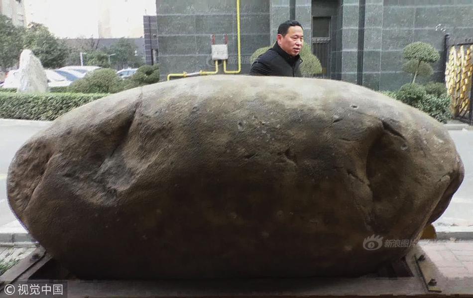 《人民日报》校园参观活动在新疆大学举行。截图2