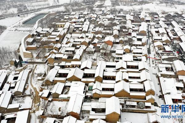 《人民日报》校园参观活动在新疆大学举行。截图3